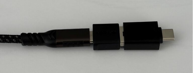 USB-C auf USB-A Adapter mit USB-A auf USB-C Adapter und eingestecktem USB-C auf USB-C Kabel