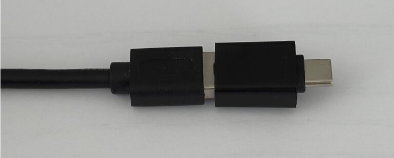 USB-C auf USB-A Adapter mit eingestecktem USB-A auf USB-C Kabel